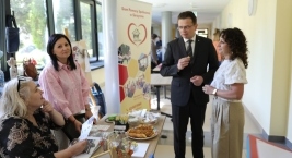 Zdjęcie przedstawia punkt wystawienniczy Domu Pomocy Społecznej w Skrzynnie na Forum Pomocy Społecznej