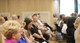 Zdjęcie przedstawia uczestników forum na Auli podczas Forum Pomocy Społecznej