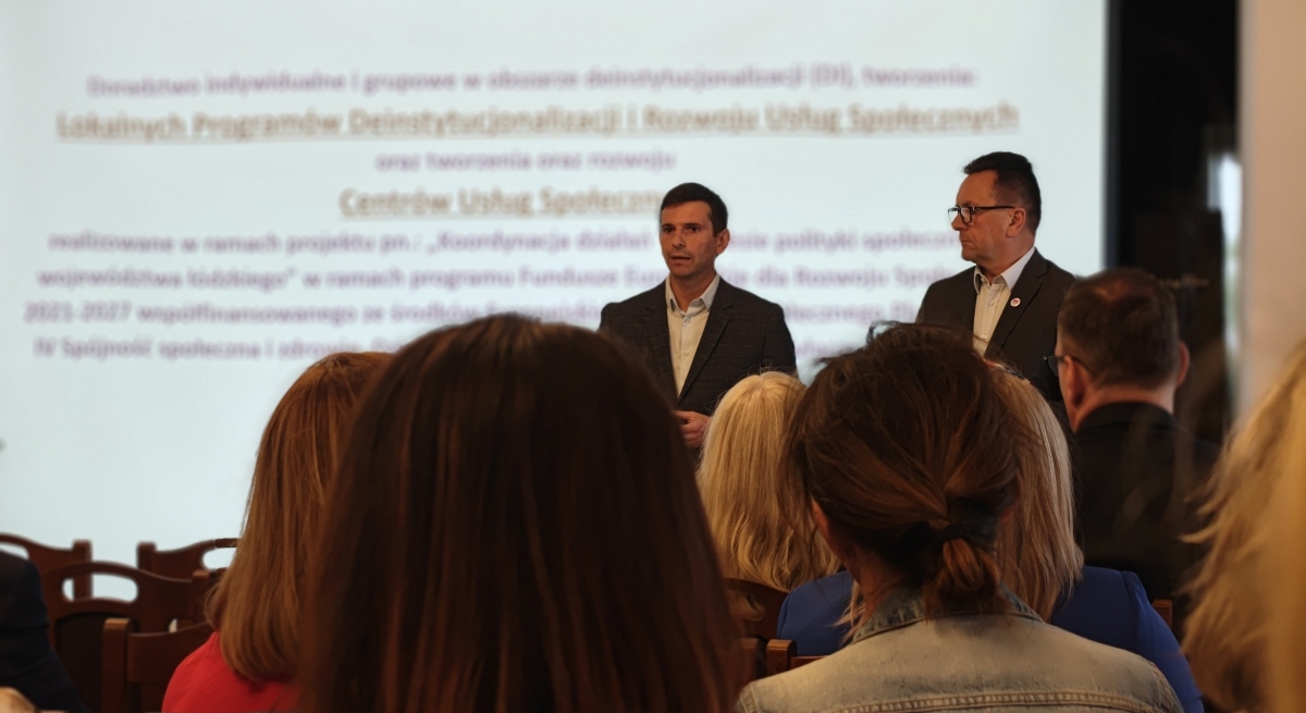 dwie-osoby-przemawiaja-na-pocz-1783597543.jpg